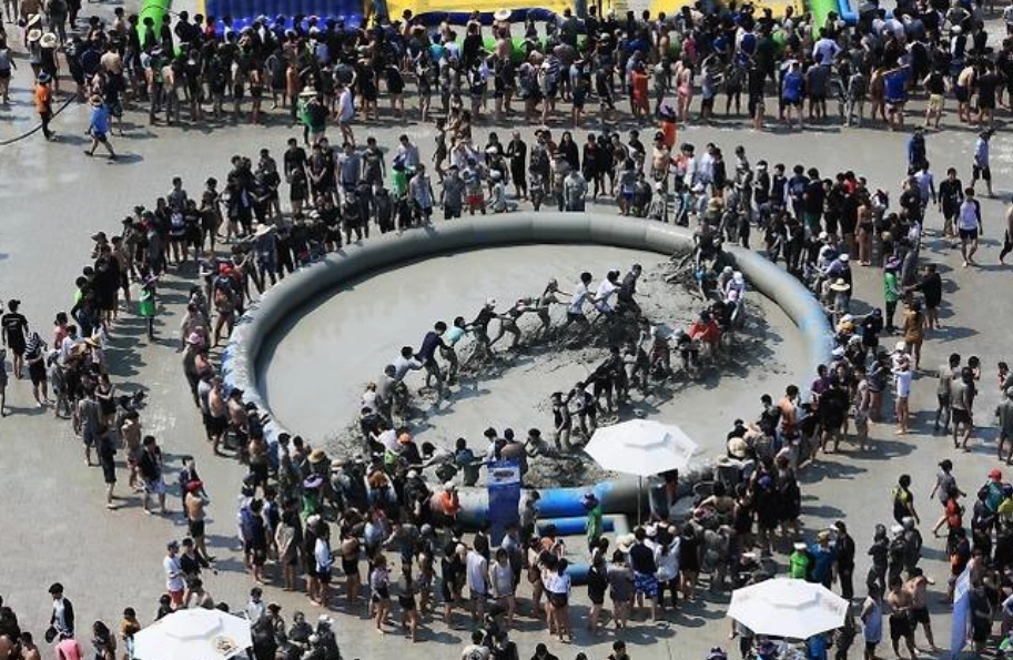보령머드축제 참가자들이 머드 체험 행사에 참여하고 있다. 서울신문DB