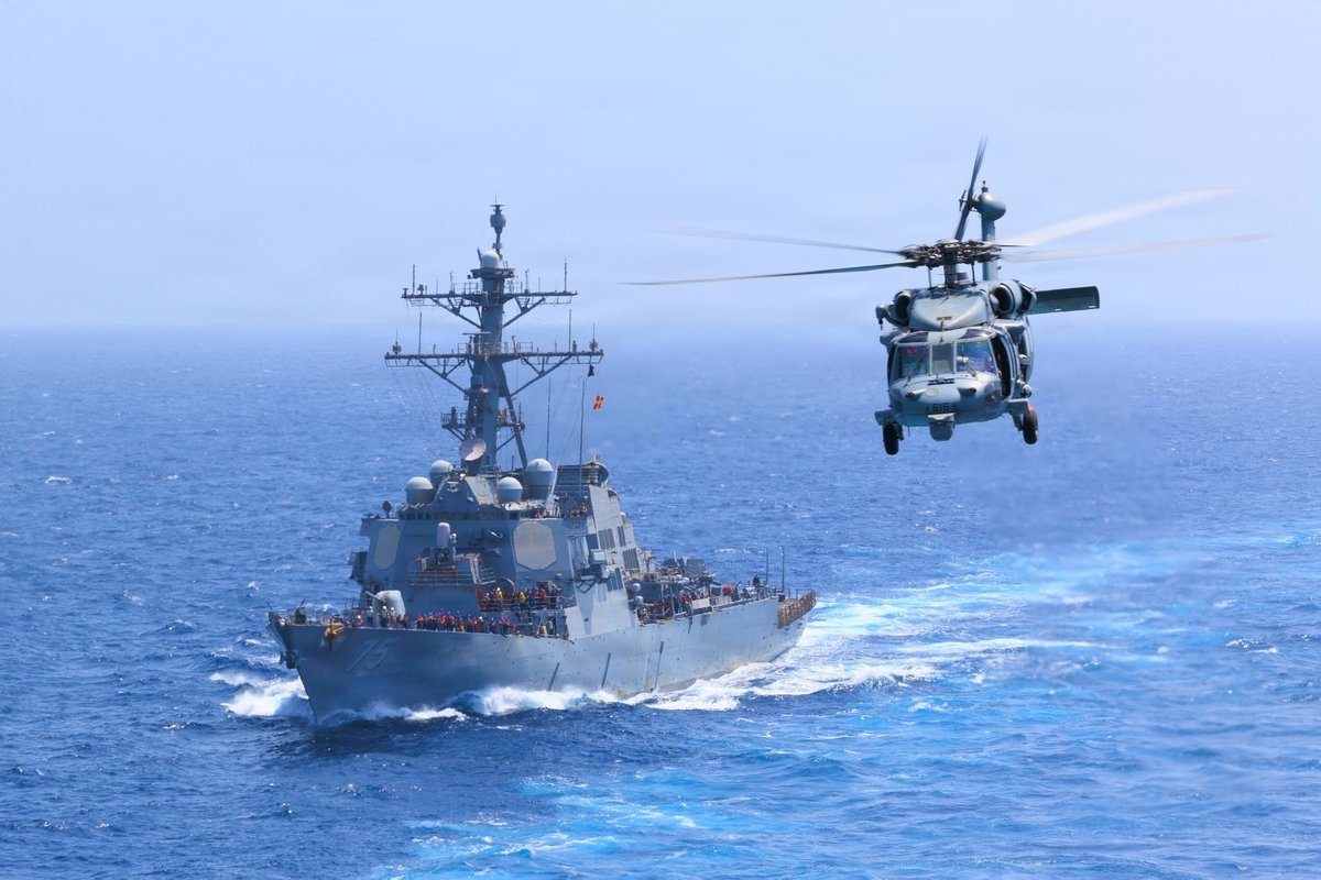 미 해군 유도미사일 구축함 ‘도널드 쿡’함(DDG-75)이 아라비아해를 항해하는 가운데 MH-60S ‘시호크’ 헬기가 인근을 비행하고 있다. 미군은 현재 이란에 대한 해상 봉쇄를 엄격히 시행하고 있다. 미 중부사령부(CENTCOM)는 18일(현지시간) 기준 상선 5척의 항로를 변경시키고 1척을 무력화했다고 밝혔다. 2026.7.18 미 중부사