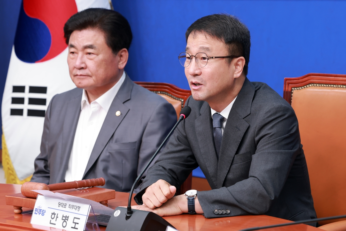 한병도(오른쪽) 더불어민주당  당대표 직무대행 겸 원내대표가 20일 국회에서 열린 민주당 공명선거 실천 서약식에 참석해 인사말하고 있다. 2026.7.20 연합뉴스