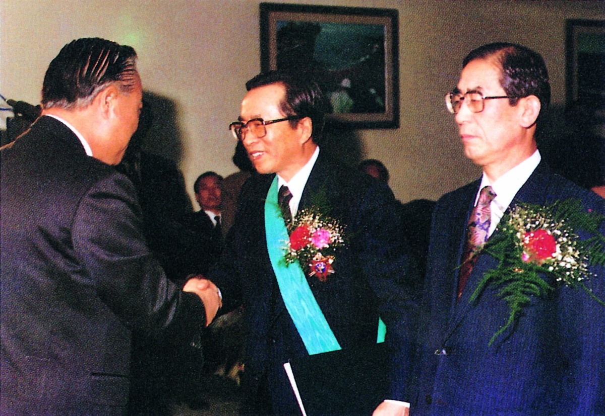 1991년 12월31일 김재철(가운데) 동원그룹 명예회장은 기업인 최고의 영예인 금탑산업훈장을 수훈했다. 동원그룹 제공