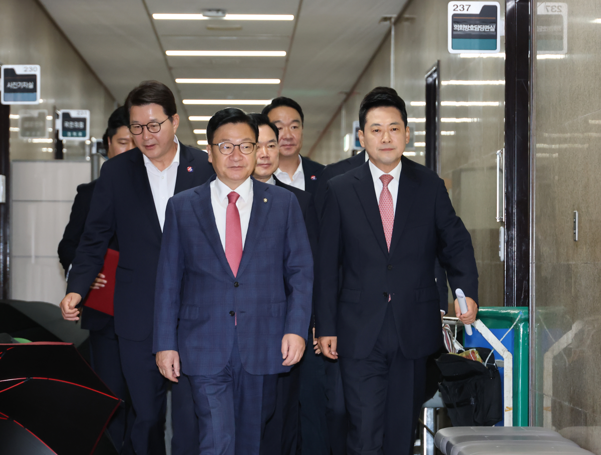 국민의힘 장동혁 대표와 정점식 원내대표가 20일 국회에서 열린 최고위원회의에 입장하고 있다. 연합뉴스