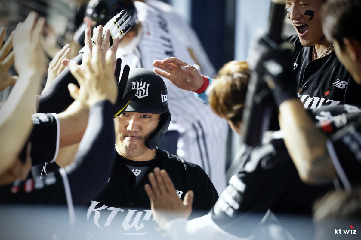 kt 장성우가 19일 LG전 8회 초대형 중월 솔로홈런을 터뜨린 뒤 더그아웃으로 돌아와 동료들의 뜨거운 환영을 받고 있다.  장성우의 홈런은 비거리가 무려 141.8m로 측정됐다.    kt 위즈 제공