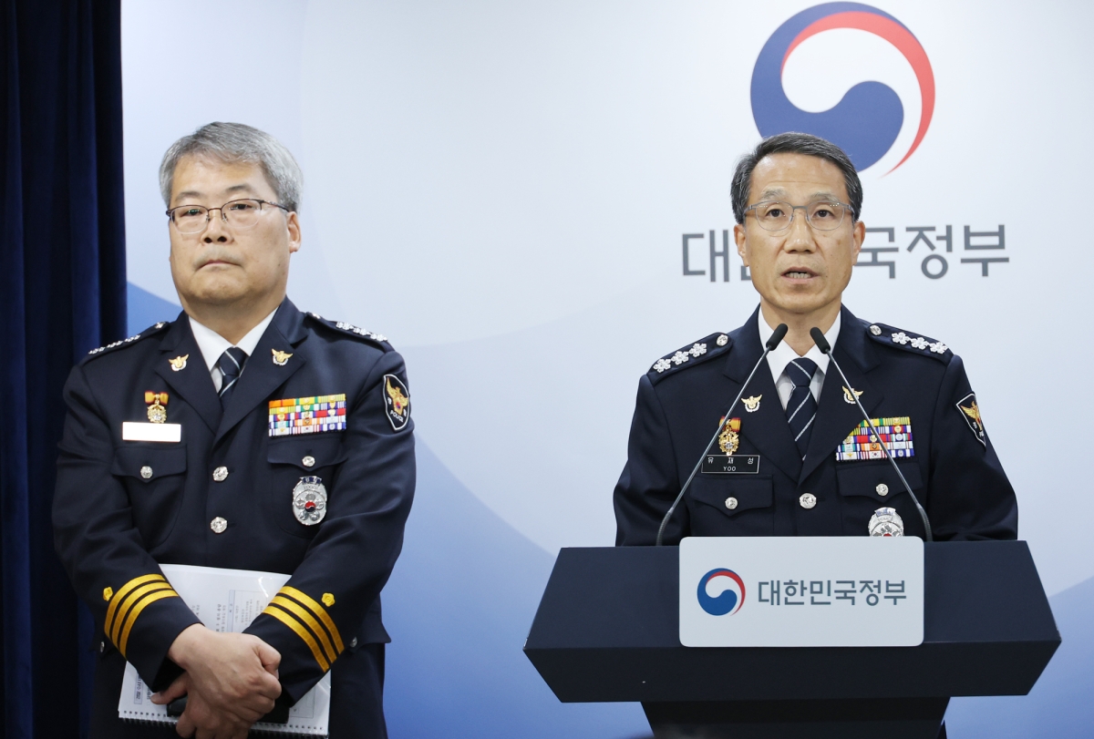 유재성 경찰청장 직무대행(오른쪽)과 홍석기 국가수사본부장이 16일 서울 종로구 정부서울청사에서 열린 경찰 수사 내부비리 근절 및 민주적 통제 강화 관련 윤호중 행정안전부 장관 대국민 담화문 발표가 끝난 뒤 기자들의 질문에 답하고  있다. 2026.7.16