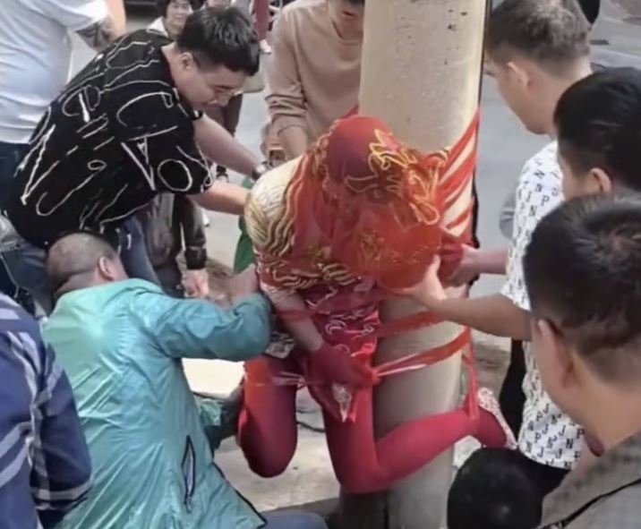 중국의 한 신부가 전봇대에 테이프로 묶인 영상이 공개되면서 도를 넘은 결혼식 가혹행위를 향한 비판이 커지고 있다. 웨이보