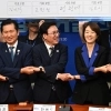 공명선거 실천 다짐하며 손 맞잡는 민주당 당 대표 후보들