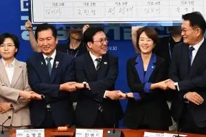 공명선거 실천 다짐하며 손 맞잡는 민주당 당 대표 후보들