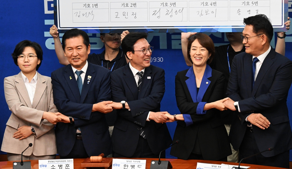 더불어민주당 8.17 전당대회에서 당 대표직에 출마하는 후보들이 20일 국회에서 열린 공명선거 실천 서약식에 참석해 문서에 서명한 뒤 기념 촬영하고 있다. 왼쪽부터 김보미, 정청래, 김민석, 고민정, 송영길 후보. 2026.7.20 홍윤기 기자