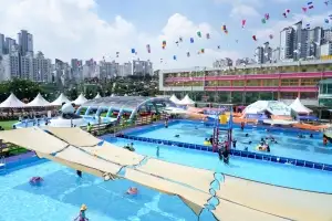 “학교 운동장을 워터파크로”…강북구, ‘핫+쿨’ 물놀이장
