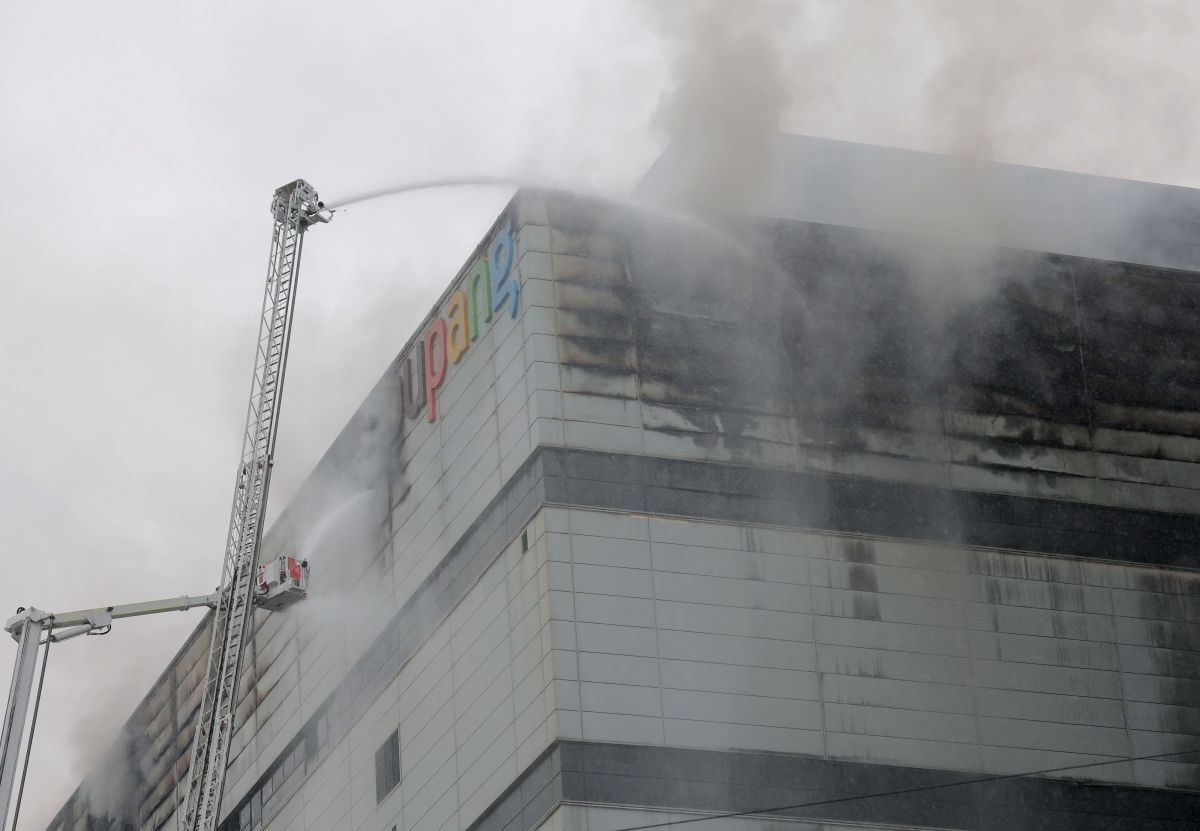 20일 사흘째 화재가 이어지고 있는 인천 서해구 석남동 쿠팡 물류센터에 진화 작업이 진행되고 있다. 연합뉴스