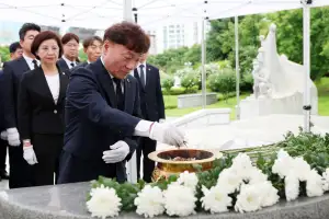 남종섭 경기도의회 의장 등 신임 의장단, 현충탑 참배로 의정활동 본격화