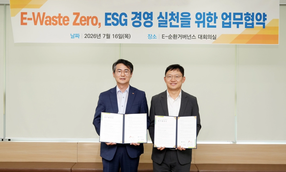 최용석(왼쪽) SK오션플랜트 ESG본부장과 이상진 이순환거버넌스 이사장이 지난 18일 경기도 수원시 이순환거버넌스 본사 사옥에서 ‘E-Waste Zero’ 업무협약을 맺고 있다. 2026.7.20. SK오션플랜트 제공