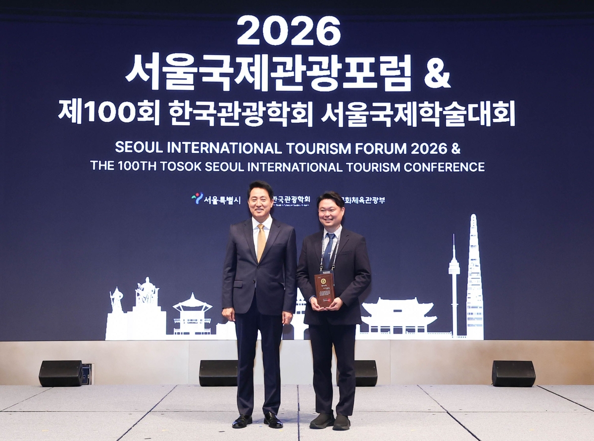 허준(오른쪽) 동덕여대 글로벌MICE융합전공 교수가 서울특별시장 공로상을 받은 뒤 오세훈 서울시장과 기념촬영을 하고 있다. 동덕여대 제공