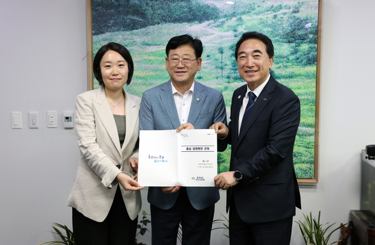 박수현 충남도지사(오른쪽 첫 번째)가 기후에너지환경위원회 김정호 위원장과 이소영 여당 간사를 만나 당면 사항을 건의하고 있다. 도 제공