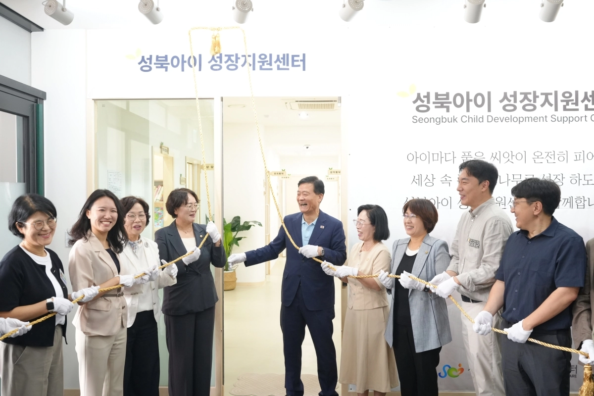 이승로(가운데) 성북구청장이 지난 16일 장위행복누림복합센터 1층에 들어선 ‘성북아이 성장지원센터’ 개관식을 열고 참석자들과 함께 현판 제막을 하고 있다. 성북구 제공