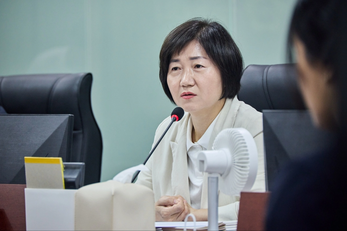 ▲ 윤도희 의원이 AI국 업무보고에 참석해 막대한 예산이 투입되는 AI 인재 양성 사업의 중복성 문제를 지적하고 질적 지표 도입을 통한 체질 개선을 주문하고 있다. (사진=경기도의회)