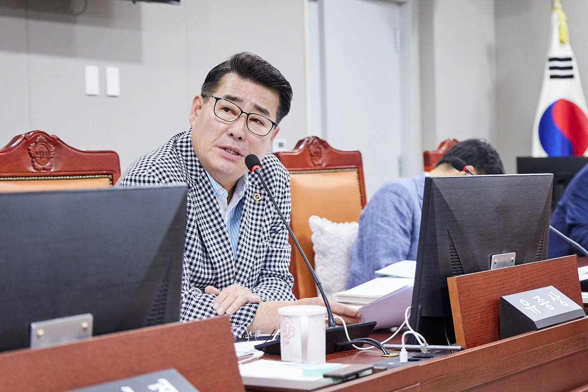 ▲ 유종상 의원이 도시주택실 업무보고에서 ‘AI 기반 경기 부동산 거래 안전망’의 성공적인 안착을 위한 전담 조직 개편과 인력 충원의 시급성을 강조하고 있다. (사진=경기도의회)