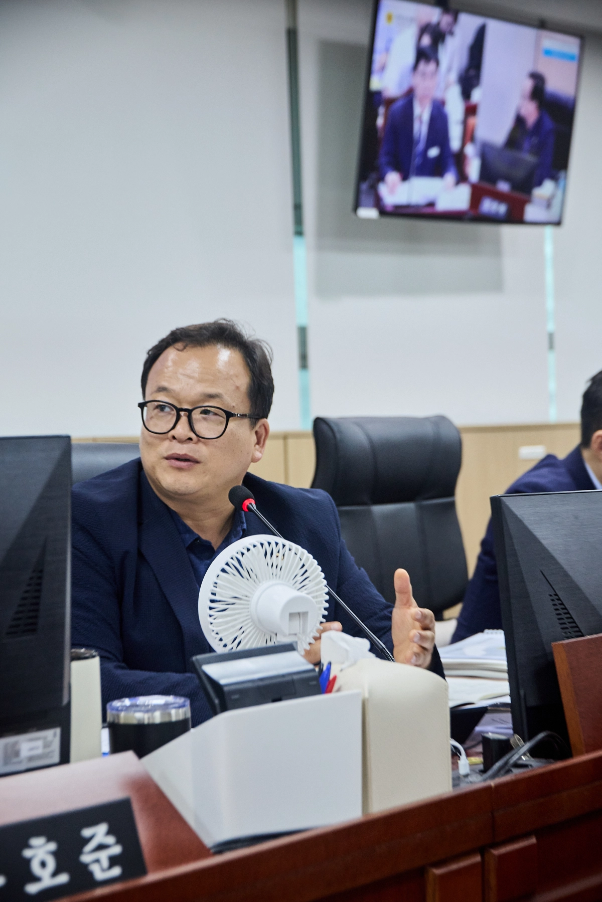 ▲ 임창휘 의원이 상임위원회 업무보고에 참석해 정부의 첨단산업 프로젝트에 대응하는 경기도만의 독자적인 AI 클러스터 활성화 대책 수립을 주문하고 있다. (사진=경기도의회)