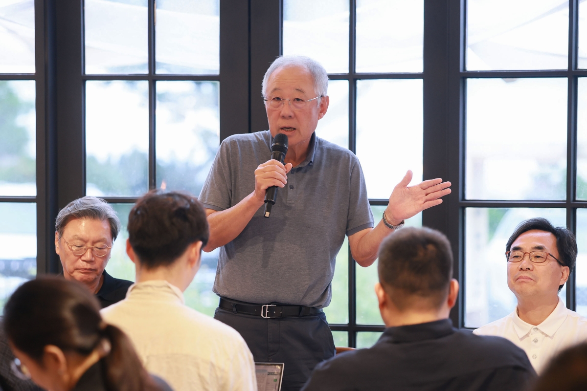 류진 한국경제인협회 회장(풍산그룹 회장)이 지난 17일 제주에서 열린 ‘2026 한경협 경영자 제주하계포럼’ 기자간담회에서 기자들의 질의에 답변하고 있다. 한경협 제공