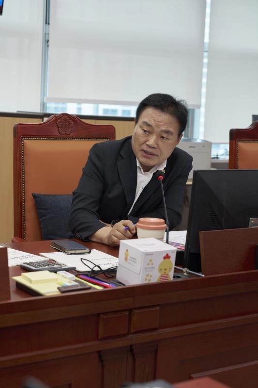 ▲ 김종배 의원이 첫 업무보고에 참석해 경기도여성가족재단의 기형적인 비정규직 인력 구조와 과도한 예산 잔액 반환 문제를 지적하며 시정을 요구하고 있다. (사진=경기도의회)