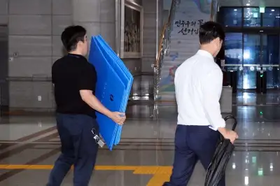 ‘외유성 출장 의혹’ 선관위 첫 강제 수사