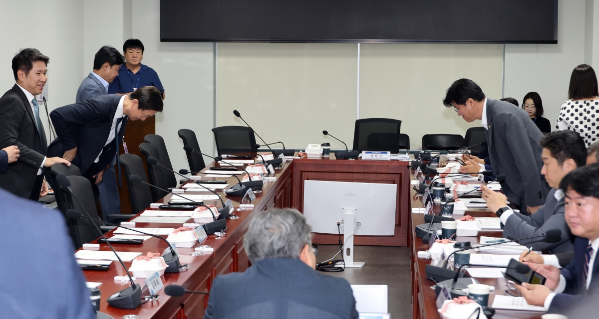 이찬진(왼쪽 두 번째) 금융감독원장이 20일 국회 의원회관에서 열린 더불어민주당 정무위원회와 금융위원회, 금융감독원의 비공개 당정 간담회에서 의원들과 인사를 나누고 있다. 오른쪽 첫 번째부터 박민규, 김용만, 박상혁 의원. 연합뉴스