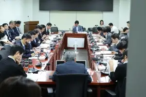 與 “레버리지 ETF 모니터링 강화” 野 “도박판 주도 김용범 경질해야”