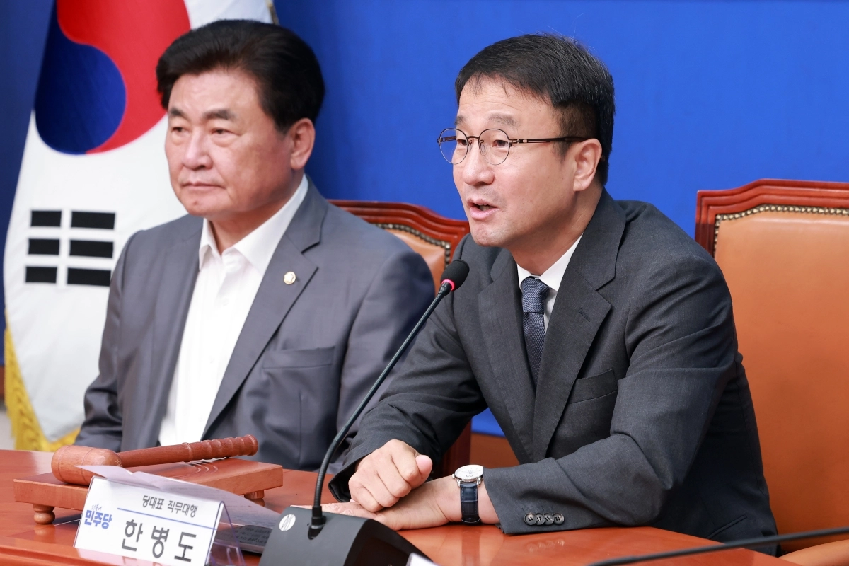 한병도(오른쪽) 더불어민주당 당대표 직무대행 겸 원내대표가 20일 국회에서 열린 민주당 공명선거 실천 서약식에 참석해 인사말을 하고 있다. 연합뉴스