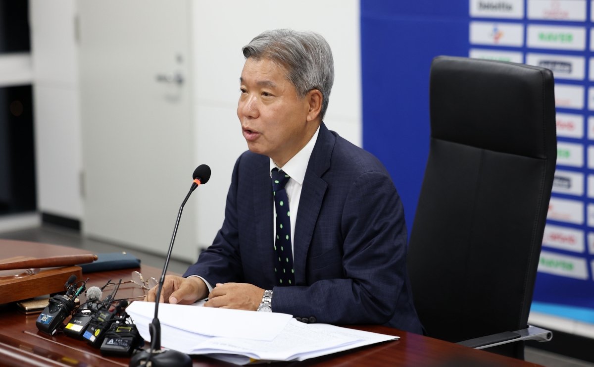 이영진 대한체육회 스포츠공정위원장(전 헌법재판관)이 20일 서울 송파구 올림픽회관에서 배재고 야구부 징계 재심의 관련 등을 주요 안건으로 하는 제19차 스포츠공정위원회를 마친 뒤 결과를 발표하고 있다. 재심 결과 배재고 야구부 출전정지 6개월 징계는 1개월로 감경돼 봉황대기 출전이 가능해졌다. 2026.07.20. 뉴시스