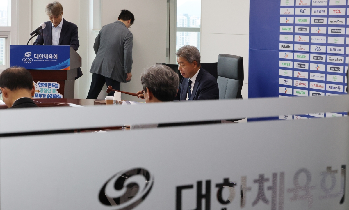 20일 서울 송파구 올림픽회관에서 대한체육회 스포츠공정위원회가 열리고 있다. 이날 안건에는 배재고 야구부의 6개월 출전 정지 징계에 관한 재심의가 포함돼 있다.    연합뉴스