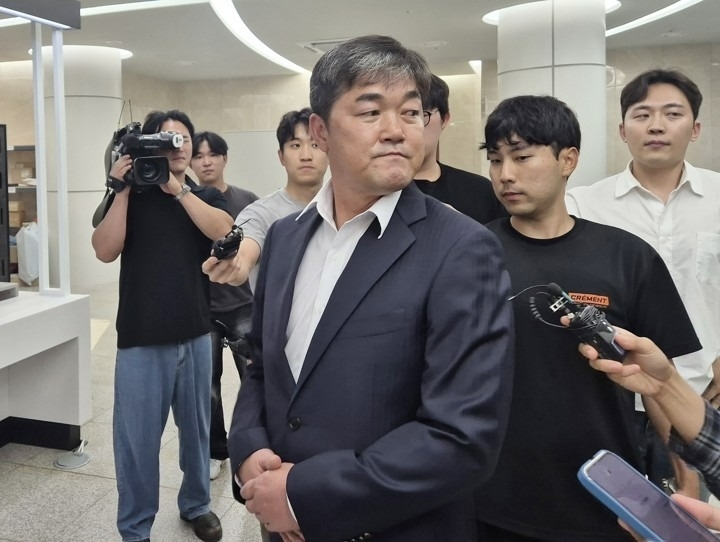 권오영 배재고 야구부 감독이 20일 기자들의 질문을 받으며 서울 송파구 올림픽회관에서 열린 대한체육회 스포츠공정위원회에 출석하고 있다. 연합뉴스