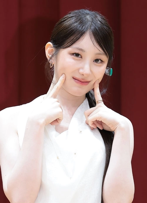 가수 이채연이 20일 서울 송파구 보인고등학교에서 열린 웹예능 ‘오늘 우리 학교는’(이하 오우학) 현장 공개에 앞서 포즈를 취하고 있다. ‘오우학’은 장르 불문 대세 아티스트들의 화려한 무대와 흥미진진한 토크, 학생과 선생님이 주인공이 되는 코너를 통해 힐링과 행복을 전하는 ‘가고 싶은 학교 만들기’ 프로젝트 웹예능이다. 2026.7.20<br>뉴스1