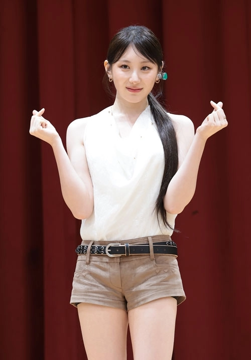 가수 이채연이 20일 서울 송파구 보인고등학교에서 열린 웹예능 ‘오늘 우리 학교는’(이하 오우학) 현장 공개에 앞서 포즈를 취하고 있다. ‘오우학’은 장르 불문 대세 아티스트들의 화려한 무대와 흥미진진한 토크, 학생과 선생님이 주인공이 되는 코너를 통해 힐링과 행복을 전하는 ‘가고 싶은 학교 만들기’ 프로젝트 웹예능이다. 2026.7.20<br>뉴스1