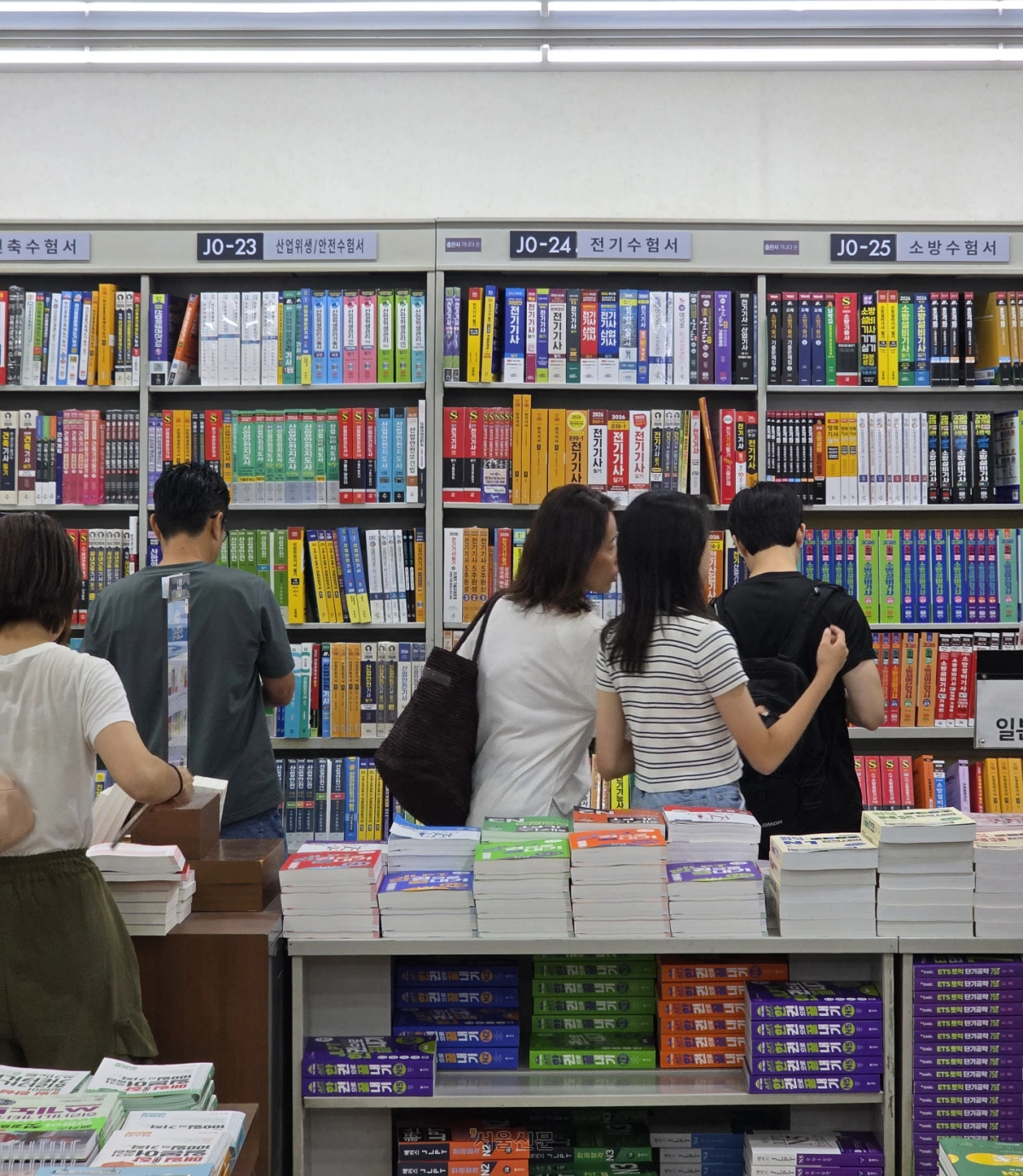 지난 17일 오후 대구 중구 교보문고 대구점에서 시민들이 취업준비 관련 서적을 살펴보고 있다.    대구 민경석 기자