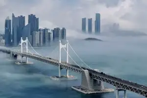 해무 두른 광안대교