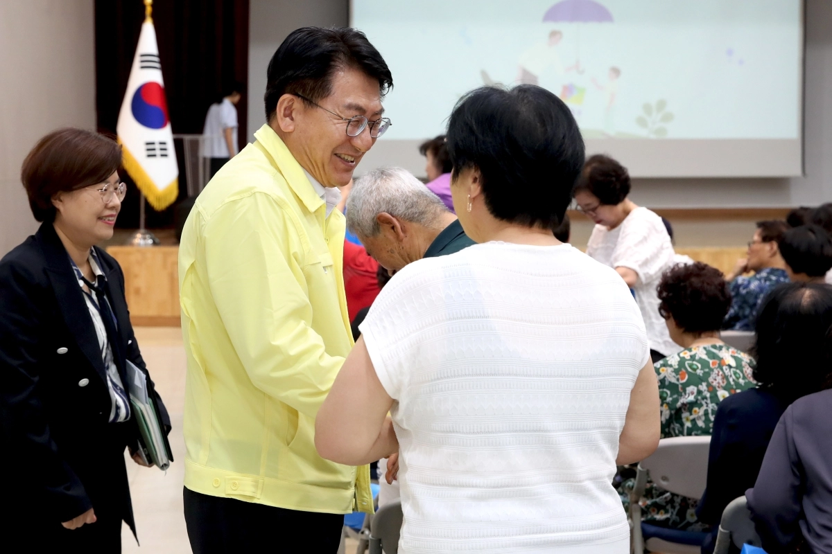 유보화(가운데) 성동구청장이 16일 구청 강당에서 ‘침수취약가구 돌봄대‘ 안전직무교육에 참여해 주민과 인사를 나누고 있다. 성동구 제공