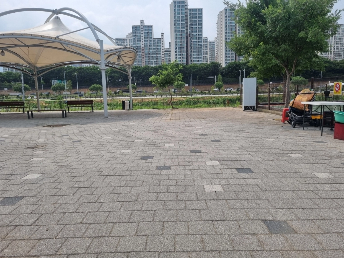 지난달 30일부터 이달 1일까지 철거를 마친 서울 중랑천 불법 매점 터가 깨끗하게 정비된 모습. 광진구 제공