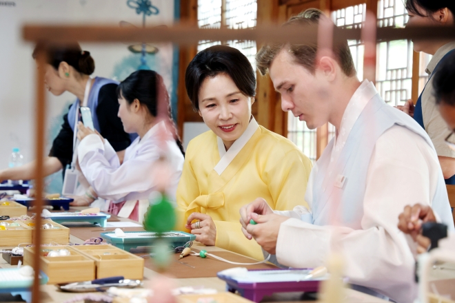 노리개 만들며 한국 문화 알린 김혜경 여사
