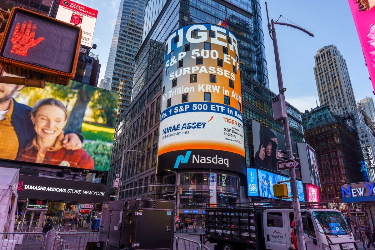 ‘TIGER 미국S＆P500 ETF’ 순자산 10조원 달성 축하 메시자가 나스닥 타워에 게시되고 있다. 미래에셋자산운용 제공
