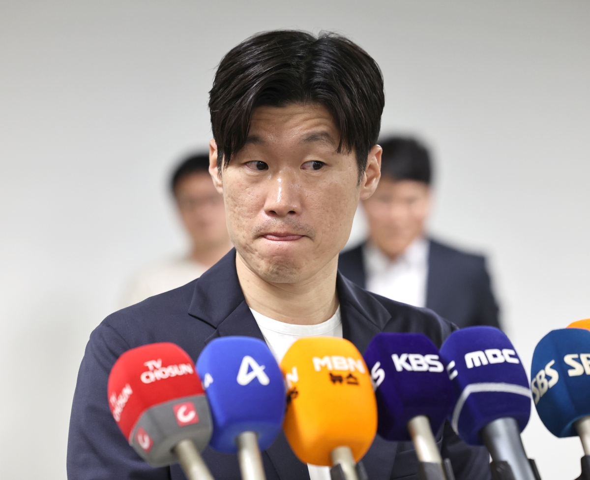 박지성 K-축구 혁신위원회 공동위원장이 20일 오후 서울 종로구 국립현대미술관 서울관 사무동에서 ‘K-축구혁신위원회 3차 회의’를 마친 뒤 취재진 질문을 듣고 있다. 2026.07.20. 뉴시스