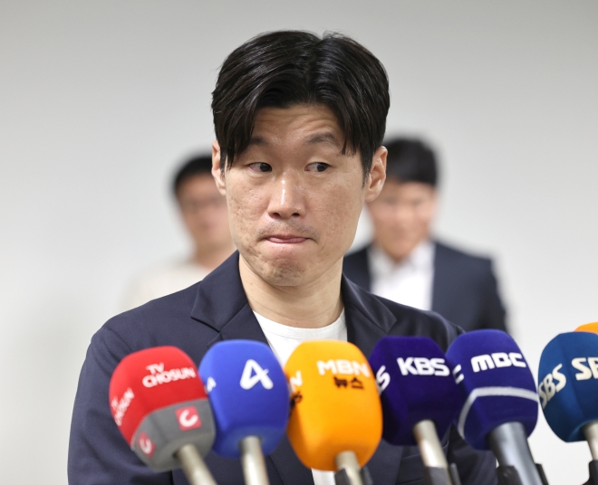“박지성이 뭘 안다고” 발언에…박지성 “위치에 안 맞는 언행” 담담하게 받아쳤다