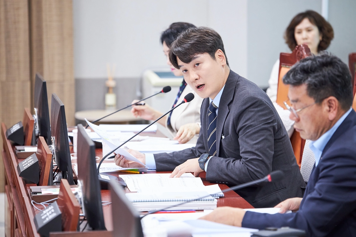 ▲20일 열린 경기도의회 제392회 임시회 도시환경위원회 도시주택실 업무보고에서 김일중 의원이 질의를 하고 있다. (사진=경기도의회)