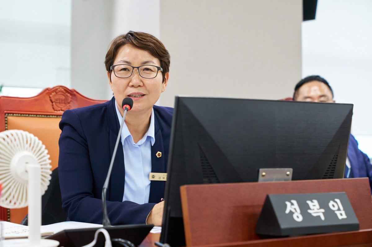 ▲20일 열린 경기도의회 건설교통위원회 교통국 업무보고에서 성복임 의원이 질의를 진행하고 있다. (사진=경기도의회)