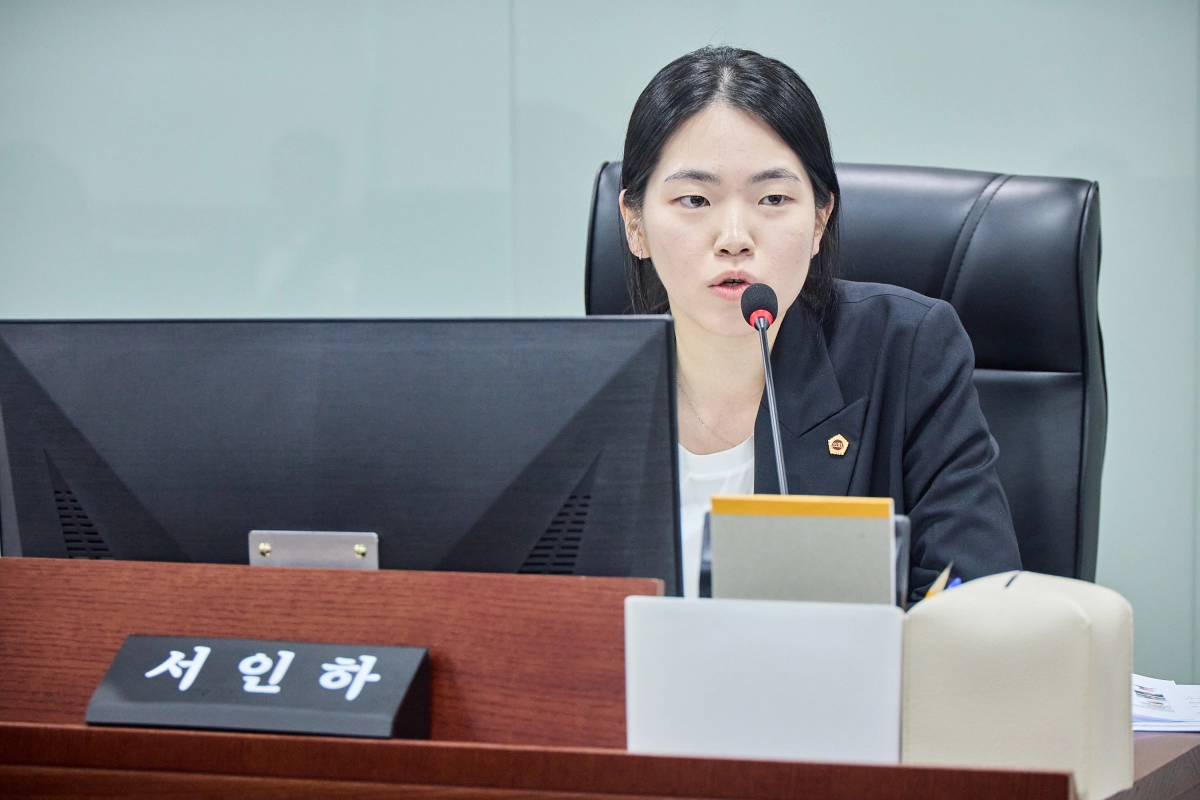 ▲20일 열린 경기도의회 업무보고에서 서인하 의원이 AI국을 상대로 질의를 진행하고 있다. (사진=경기도의회)