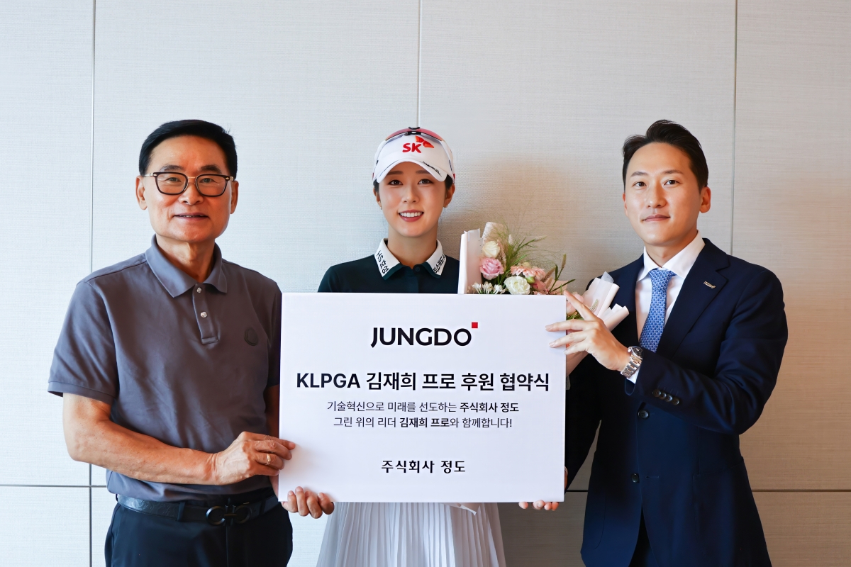 (주)정도의 이상천 부회장(왼쪽), 김재희, 이우형 대표. 이니셜 스포츠 제공