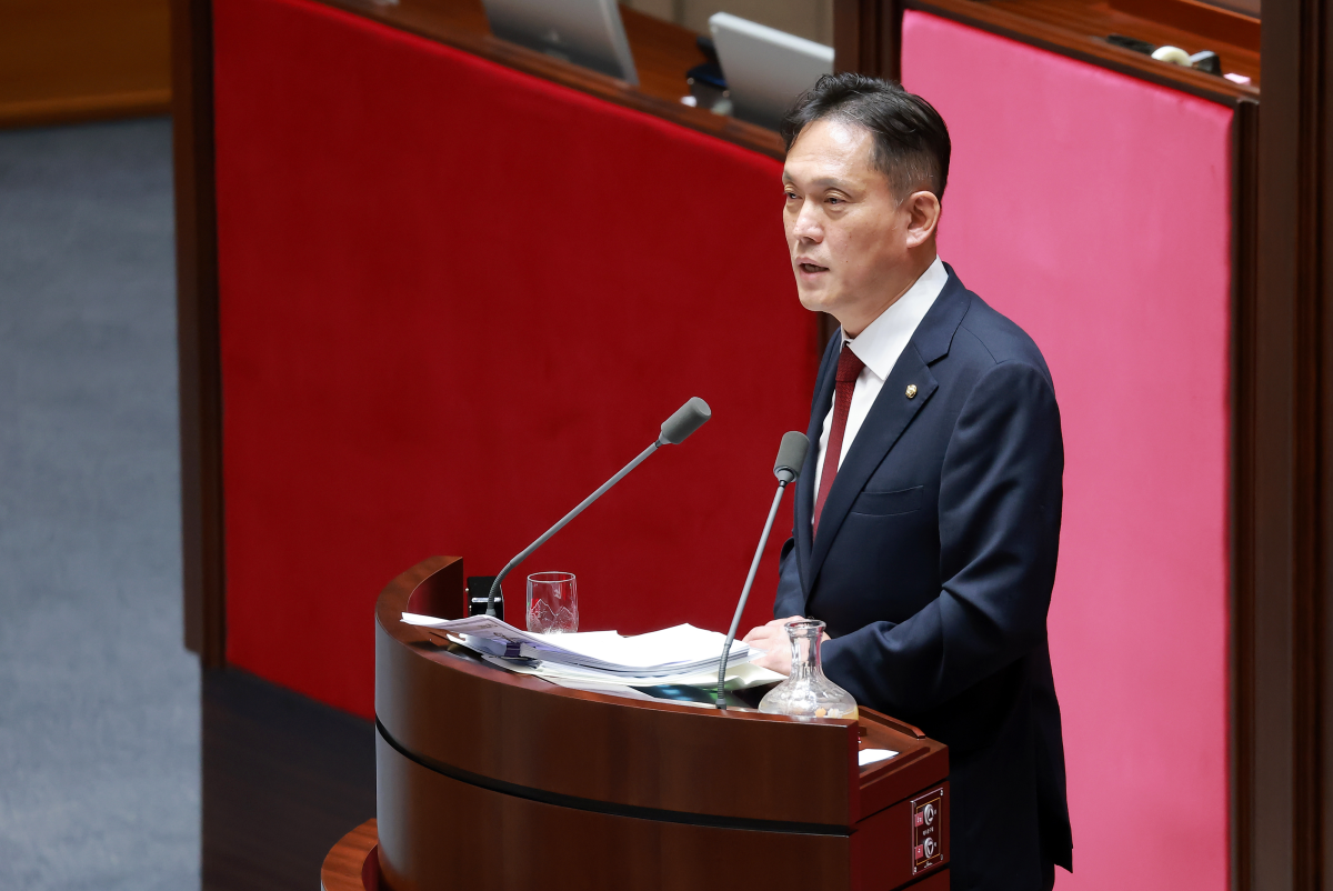국민의힘 김태규 의원이 21일 국회에서 열린 7월 임시국회 제1차 본회의에서 전날 상정된 윤석열·김건희에 의한 내란·외환 및 국정농단 행위의 진상규명을 위한 특별검사 임명 등에 관한 법률 일부개정법률안에 대해 필리버스터(무제한 토론을 통한 합법적인 의사진행 방해)를 하고 있다. 연합뉴스