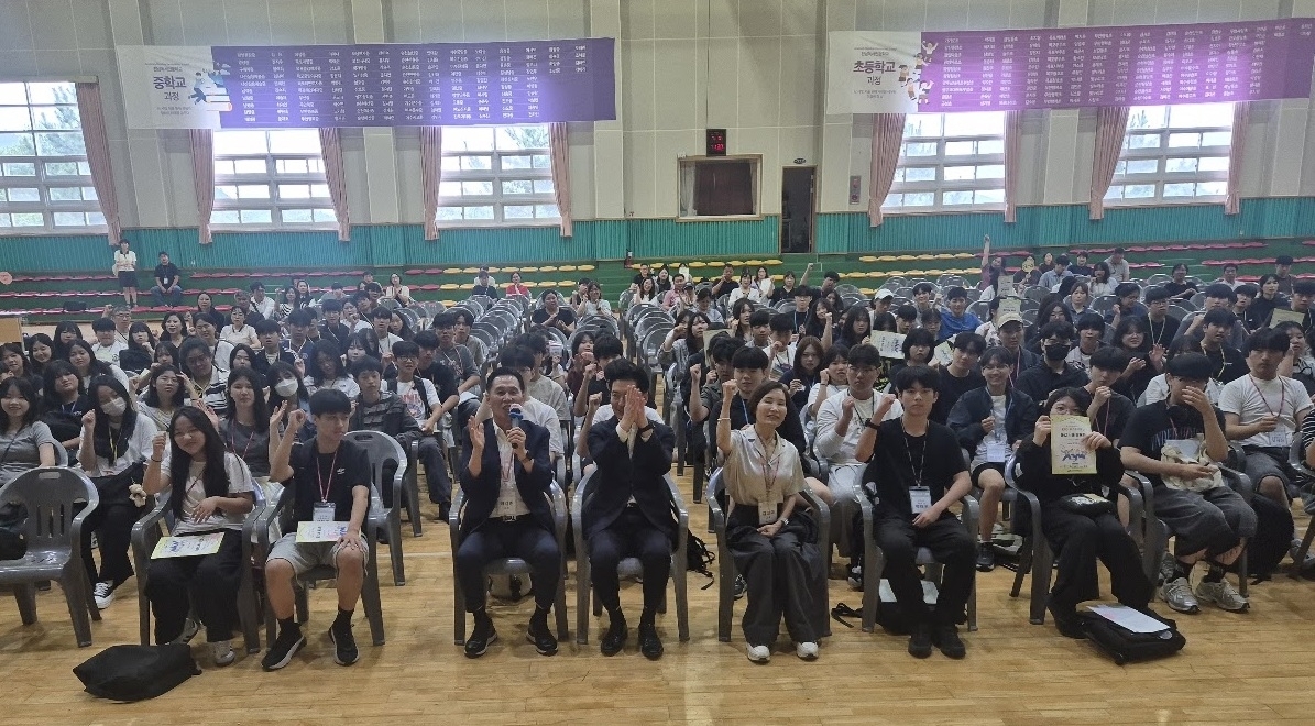 (재)전남교육 꿈실현재단은 최근 전남광주통합특별시교육청 전남학생교육원에서 ‘함께 키운 꿈, 함께 나누는 시간’을 주제로 ‘꿈실현 인생학교-중등 꿈 키움과정’ 중간 나눔 활동을 개최했다. 전남광주교육청 제공