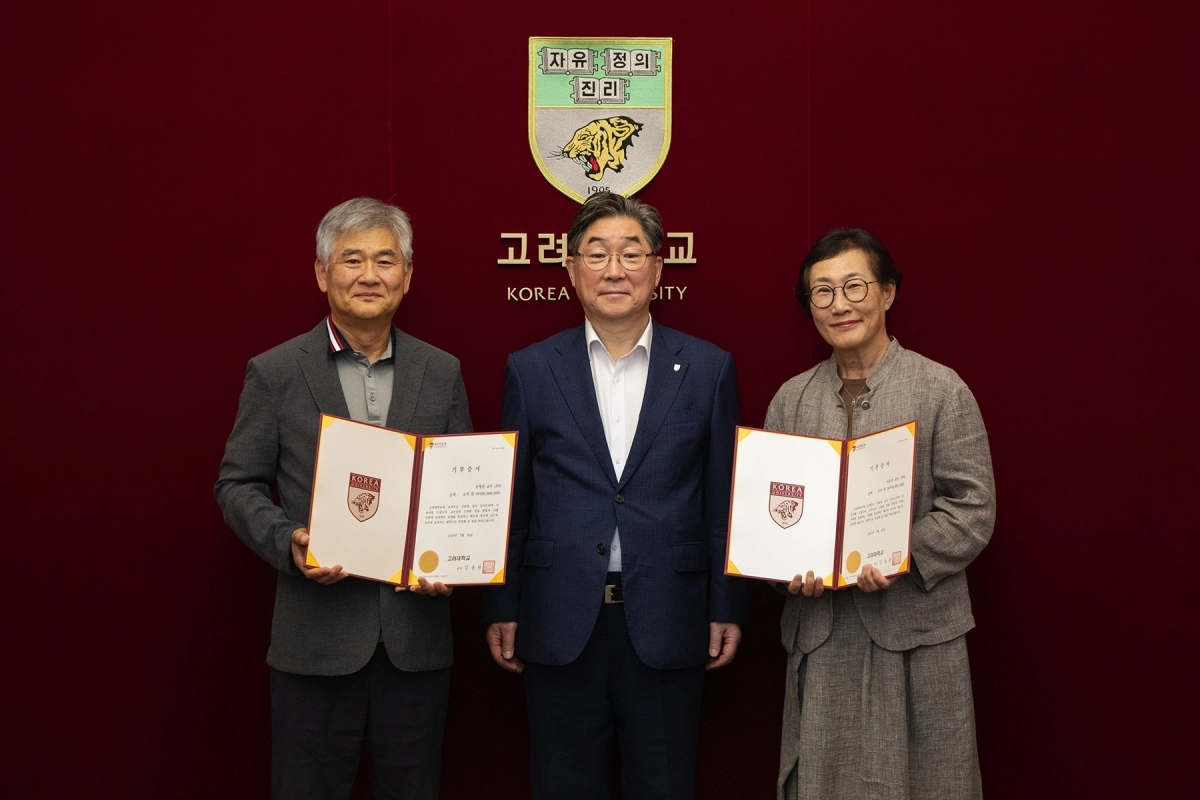 사진 왼쪽부터 김병관 교우, 고려대 김동원 총장, 이윤경 교우. 고려대 제공