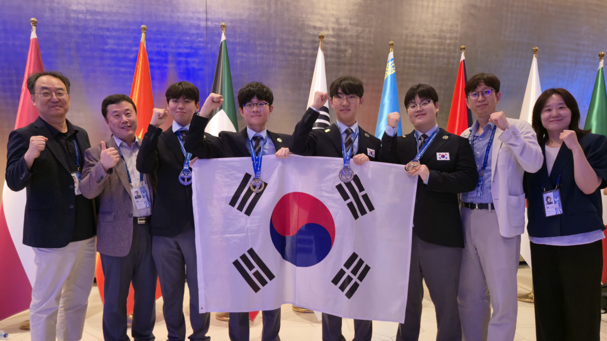 참가자 전원 메달을 획득한 쾌거를 거둔 국제화학올림피아드 한국대표단.  왼쪽부터 정현 단장(동국대), 최수혁 부단장(연세대), 김도훈(광주과학고 3), 김상연(인천과학예술영재교 3), 임장호(광주과학고 3), 이은성(대구과학고 3) 학생, 권성중 지도교수(건국대), 박기영 지도교수(카이스트)  과학기술정보통신부 제공