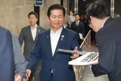 갈 때까지 가는 與전당대회…정청래 측 “차량 파손, 후보 향한 폭력”