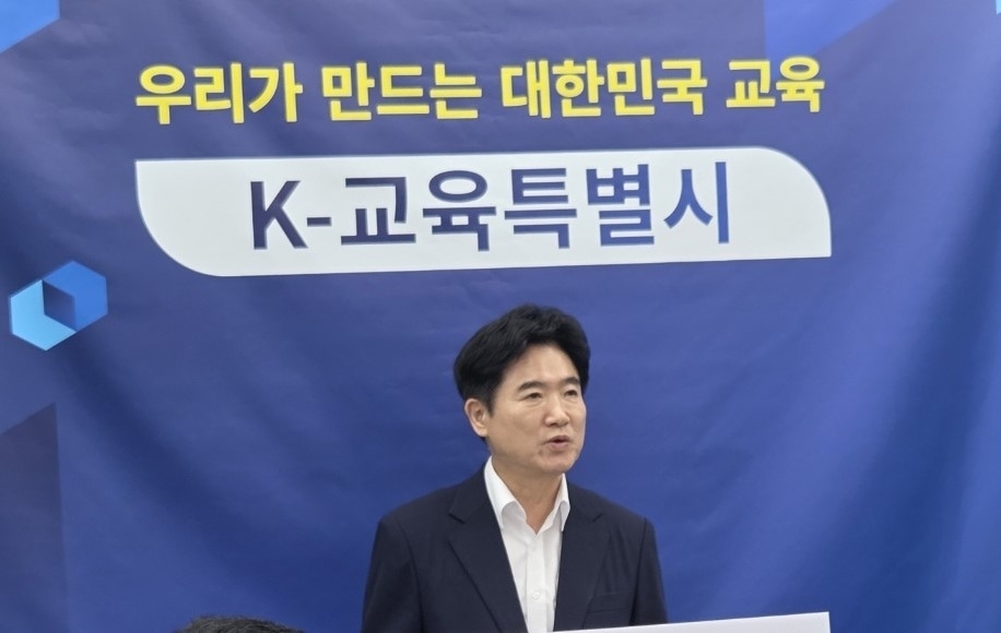 김대중 전남광주통합특별시교육감이 21일 광주청사 브리핑실에서 기자회견을 열고 AI·반도체 산업을 이끌 미래 인재 양성을 위한 ‘AI·반도체 미래인재 양성 프로젝트’를 발표하고 있다.